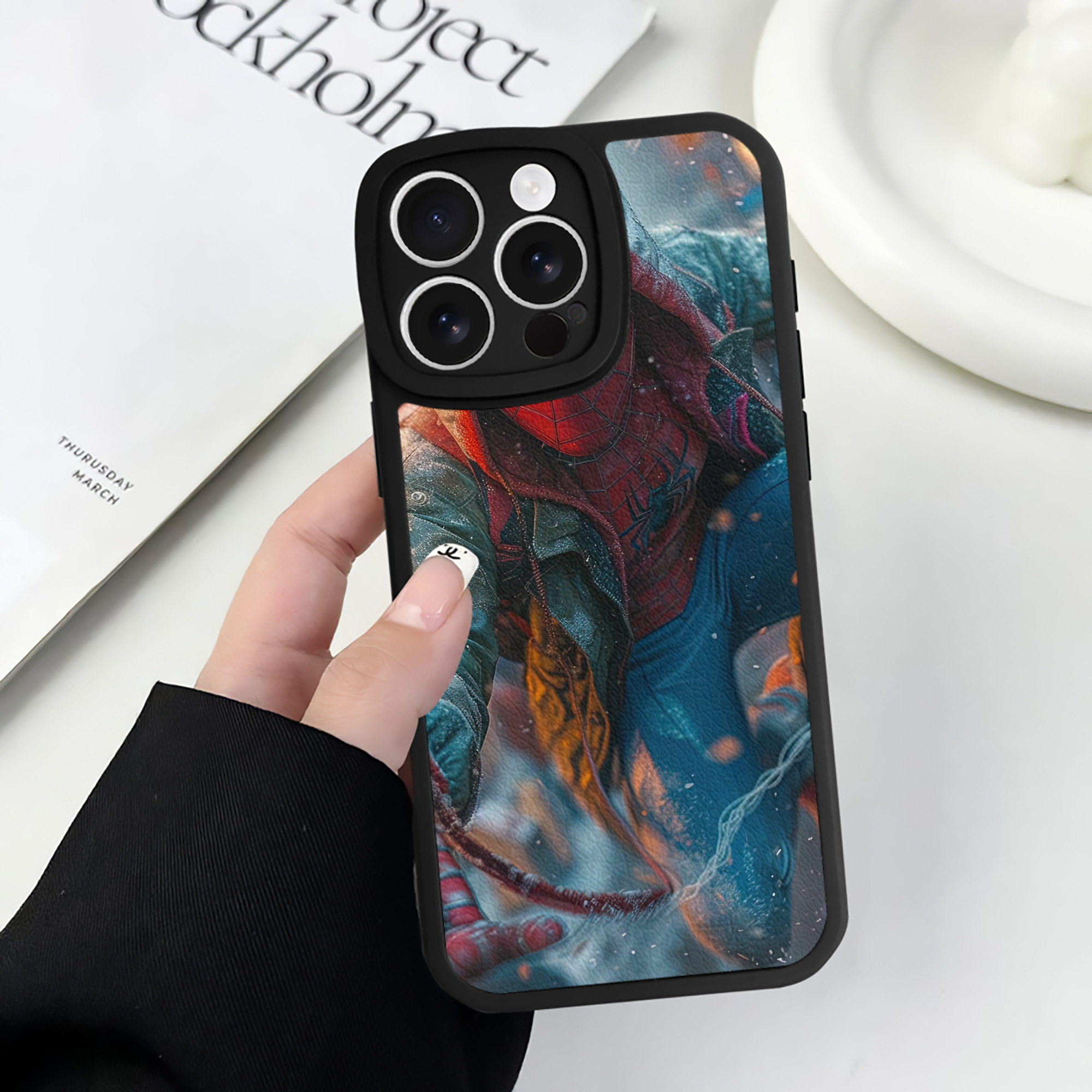 Spider Man スパイダーマン 【iPhone 16シリーズ対応】シリコンスマホケース（レザー調） 材質：シリコン